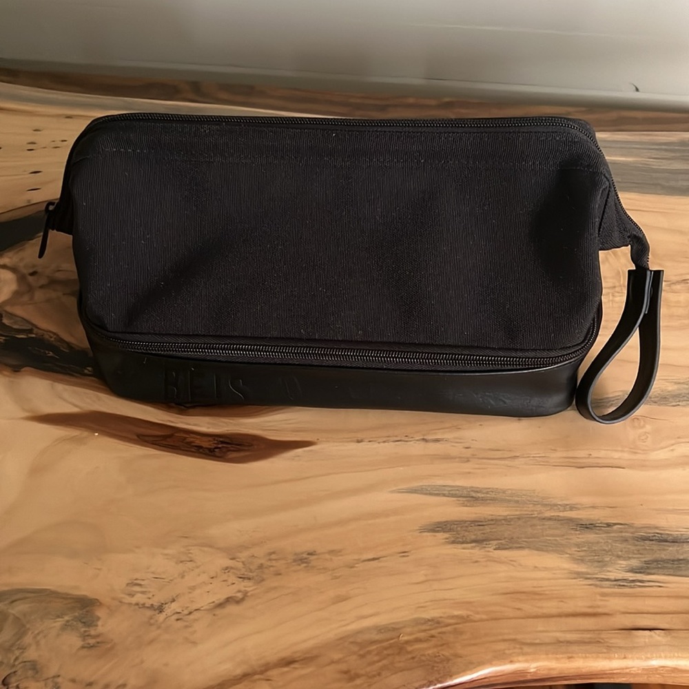 BÉIS “The Dopp Kit” in Black